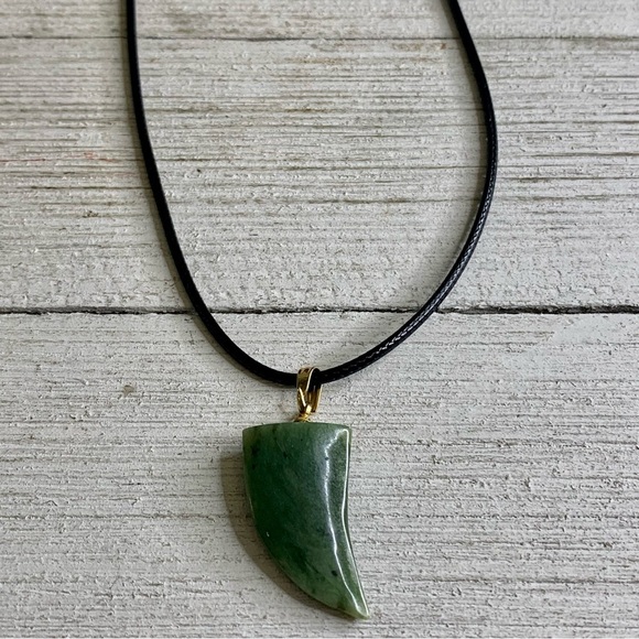 Vintage 1970's Green Jade Claw Pendant Necklace Adjustable Black Cord Chain 20" - Picture 3 of 6